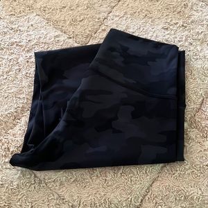 Lululemon. Wunder Under HR Tight 25. Size 10. Dark Camo.